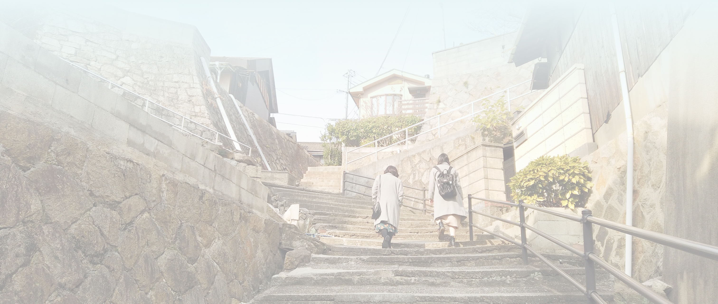 尾道の階段を歩く2人組の背景画像